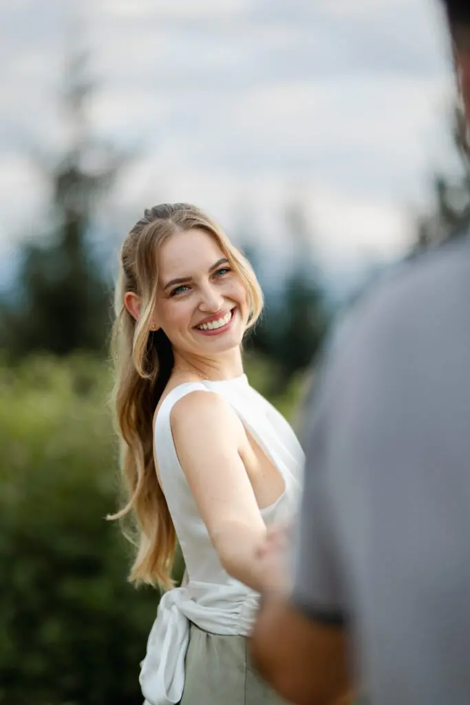 Pärchenshooting-in-der-Natur-mit-Blick-auf-den-Wörthersee