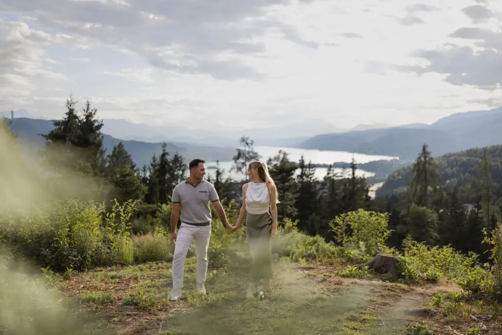 Shooting-Pärchen-am-Pirkerkogel-mit-Blick-auf-den-Wörthersee