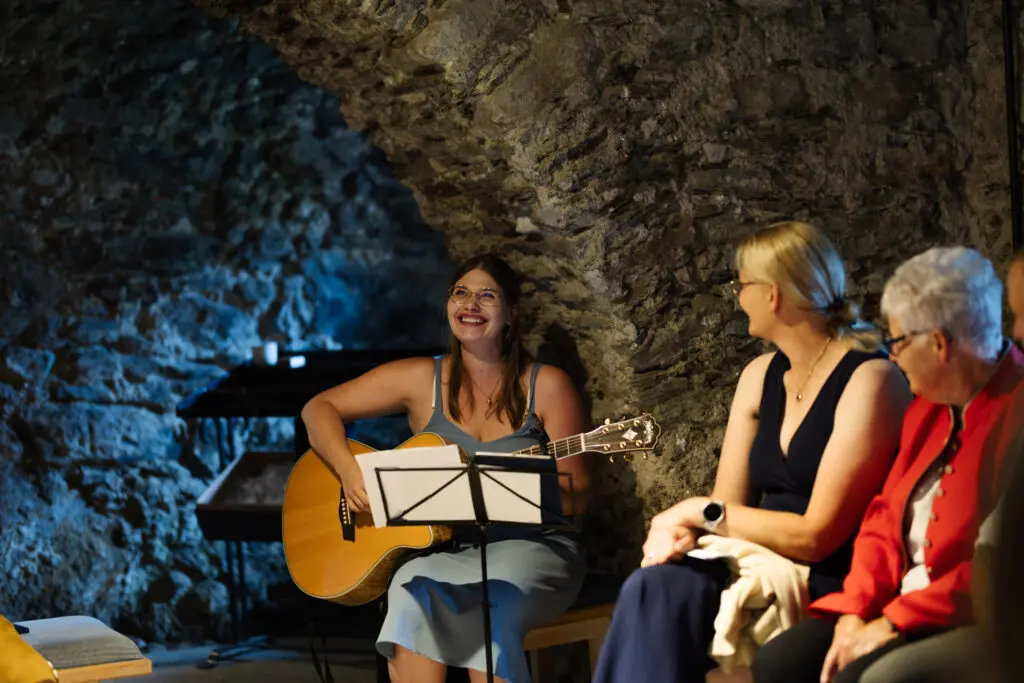 Mutter singt während der Taufe in der Krypta in Bad Kleinkirchheim